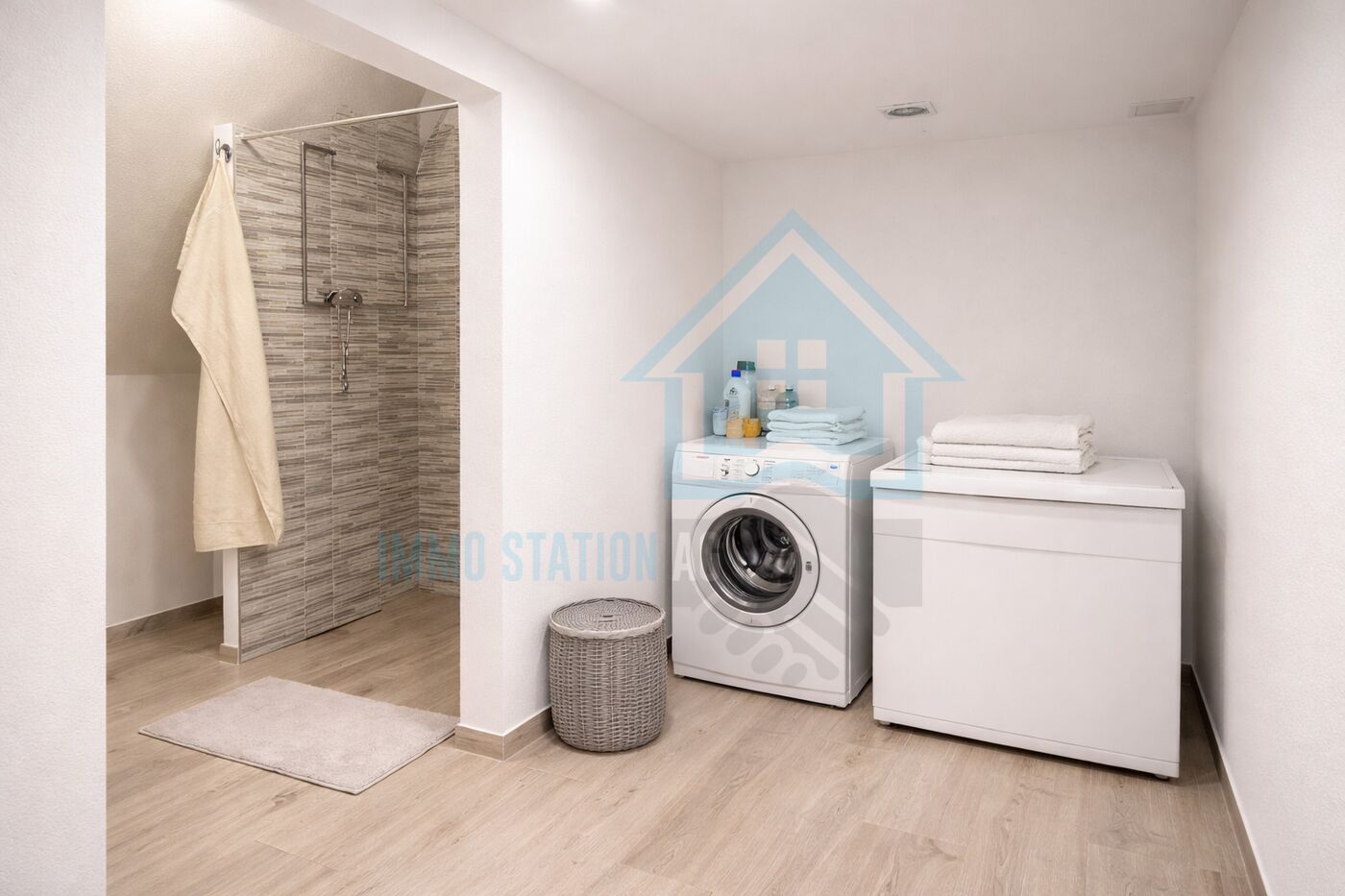 Hauswirtschaftsraum mit Dusche