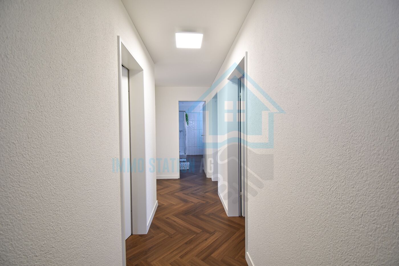 Heller Flur mit Holzboden