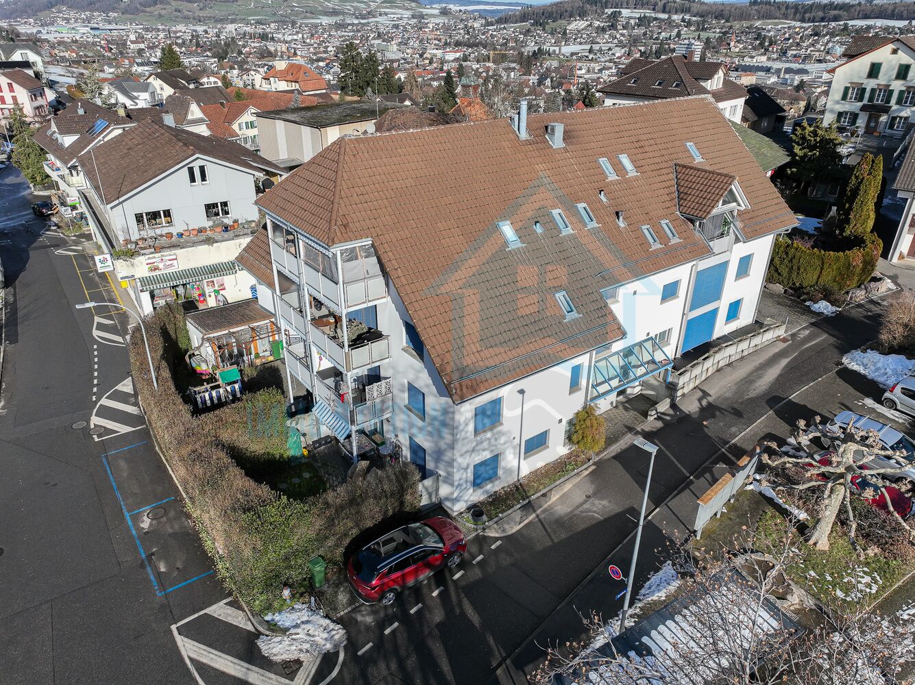 Wohnhaus mit großem Satteldach in urbaner Hanglage