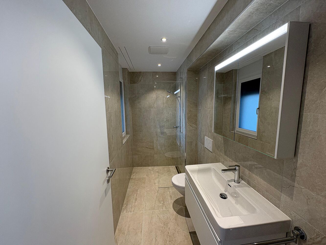 Modernes Badezimmer mit schmalem Grundriss