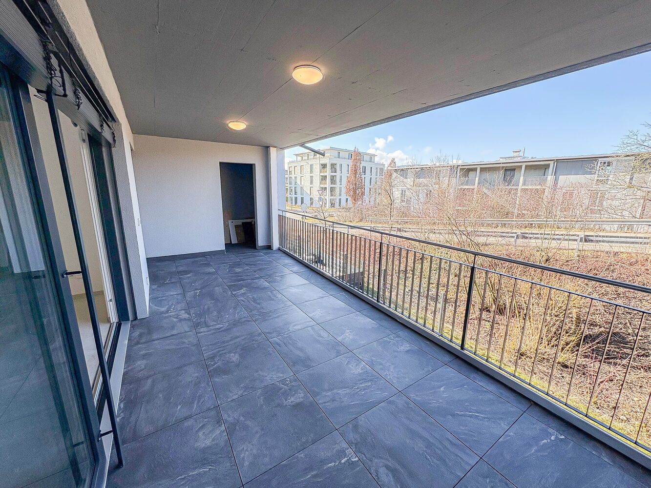 Überdachter Balkon mit Stadtblick