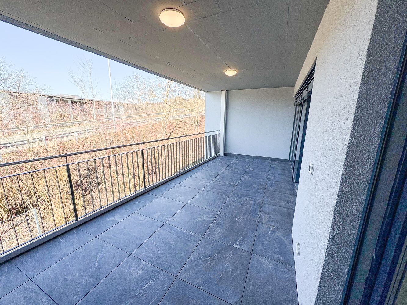 Überdachter Balkon mit Fliesenboden