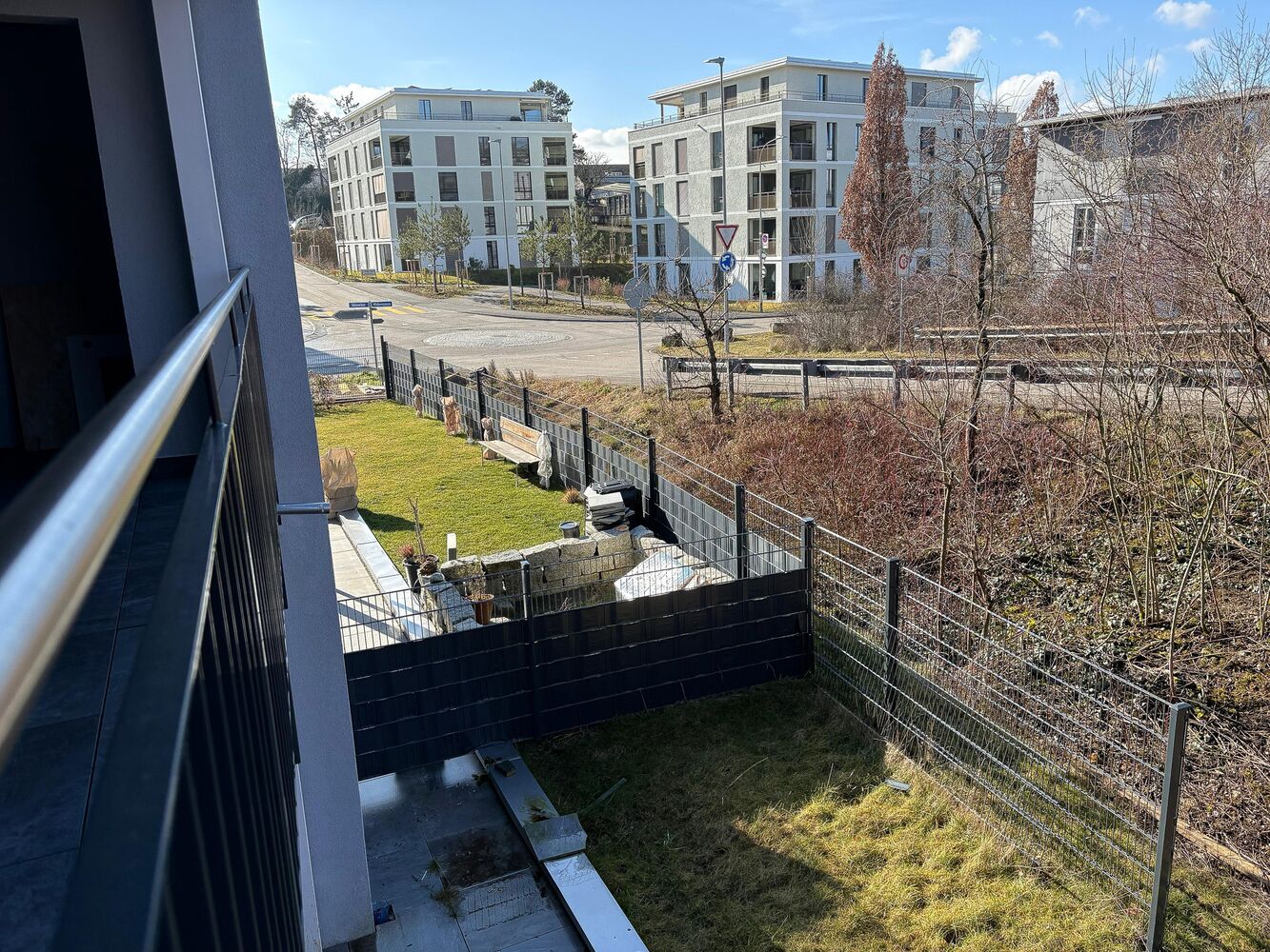 Balkonblick auf Wohnanlage und Grünfläche
