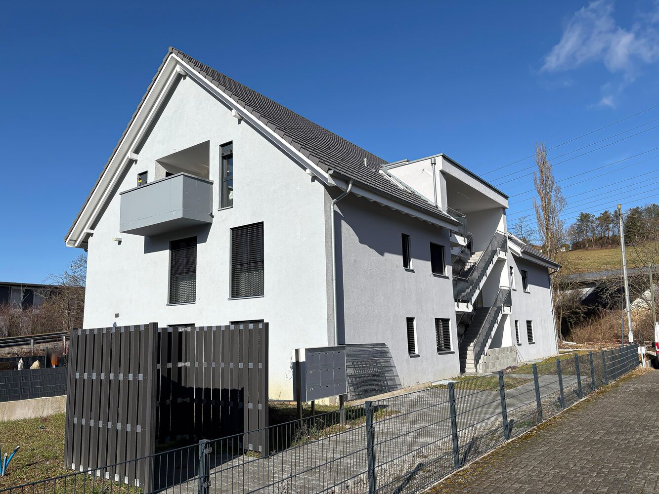 Modernes Mehrfamilienhaus von außen