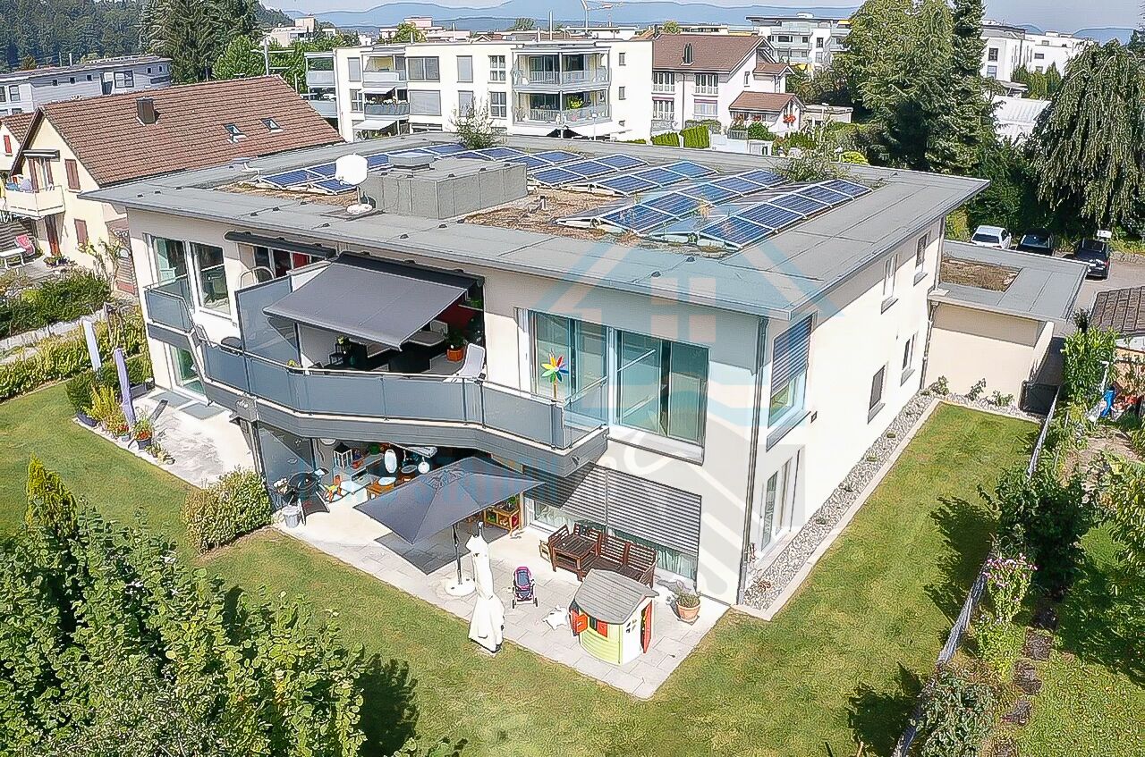 Moderne Wohnimmobilie mit Dachterrasse und Solaranlage