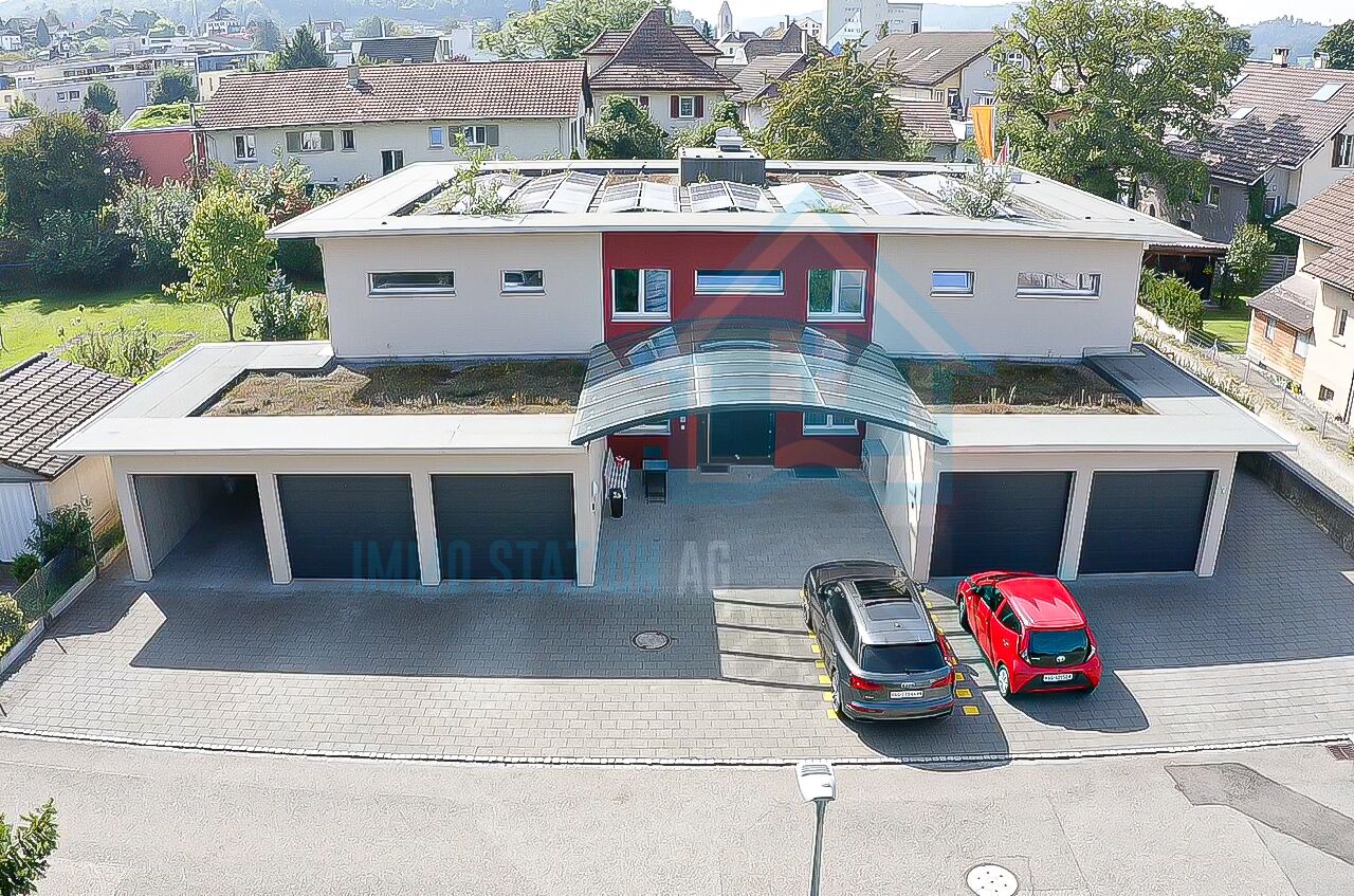 Außenansicht eines modernen Wohnhauses mit Doppelgarage