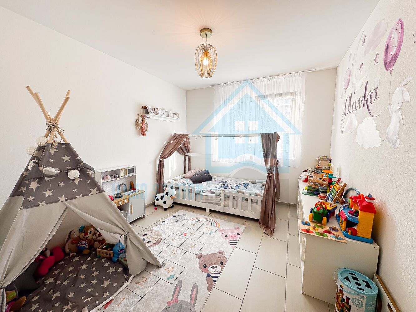 Kinderzimmer mit Spielbereich