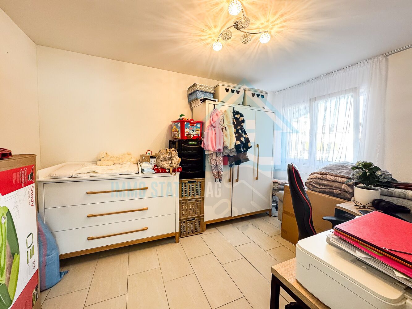 Helles Schlafzimmer mit Stauraum und Tageslicht