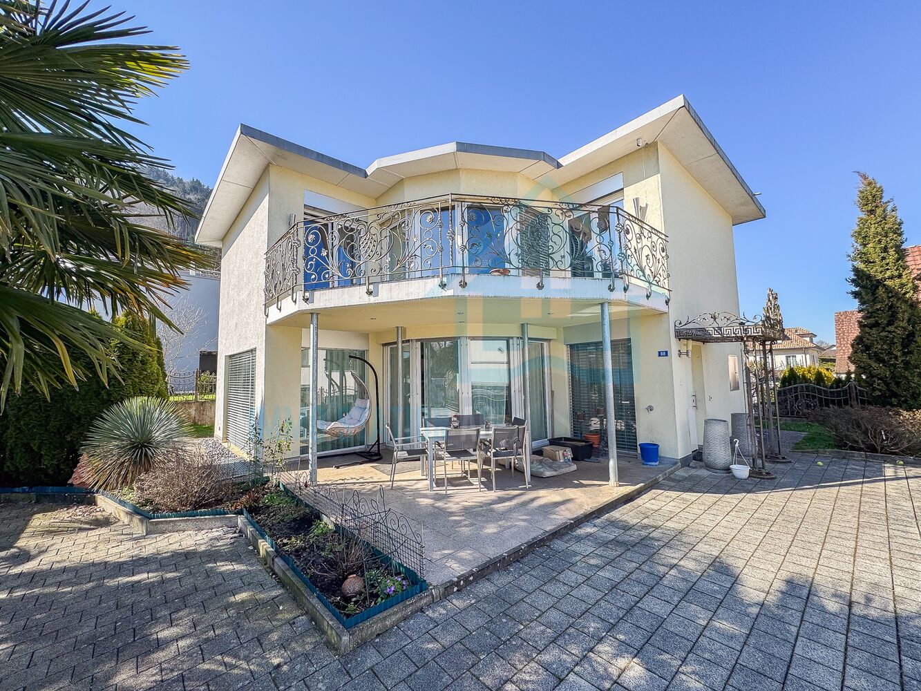 Modernes Einfamilienhaus mit Balkon und Terrasse