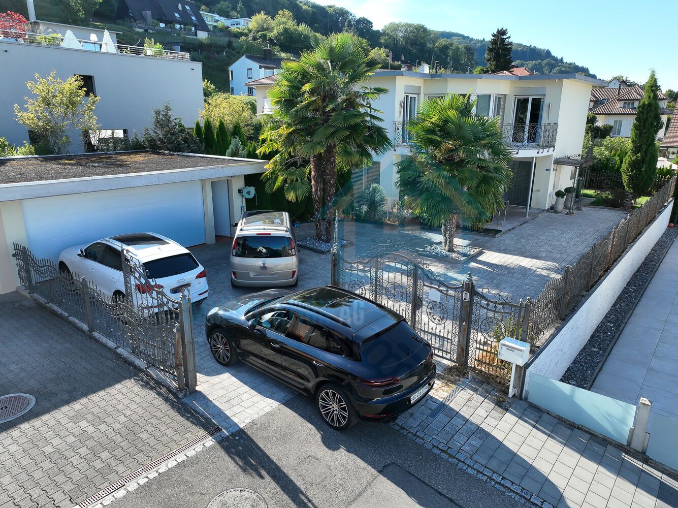 Außenansicht eines modernen Wohnhauses mit Zufahrt