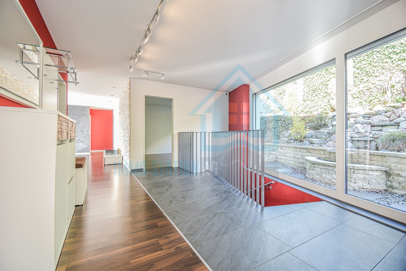 Modernes Treppenhaus mit Galerie und Gartenblick