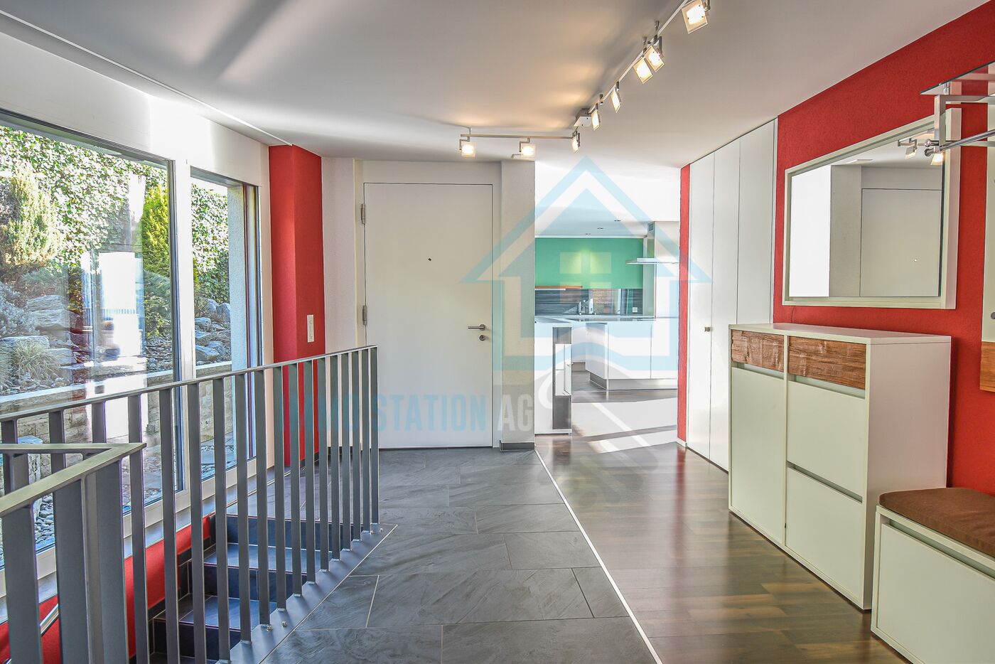 Modernes Treppenhaus mit Flur