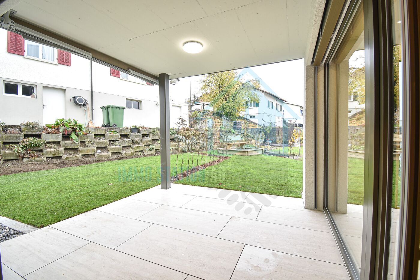 Überdachte Terrasse mit Gartenblick