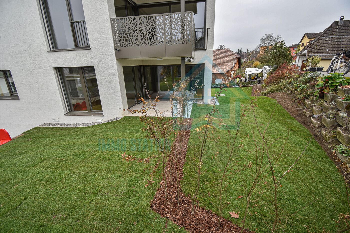 Garten mit moderner Hausfassade