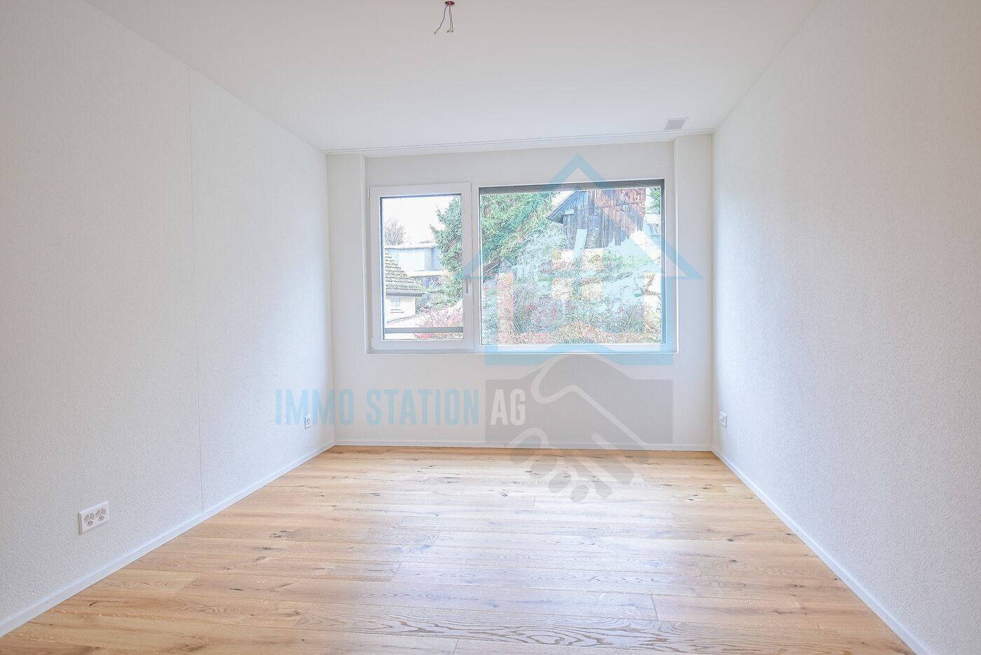 Helles leeres Zimmer mit großem Fenster