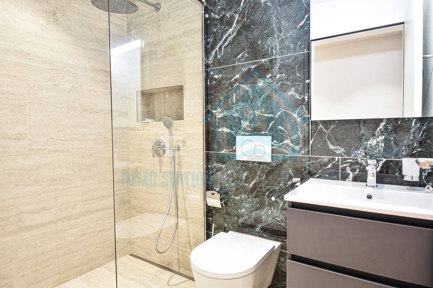 Modernes Badezimmer mit begehbarer Dusche und dunkler Steinoptik