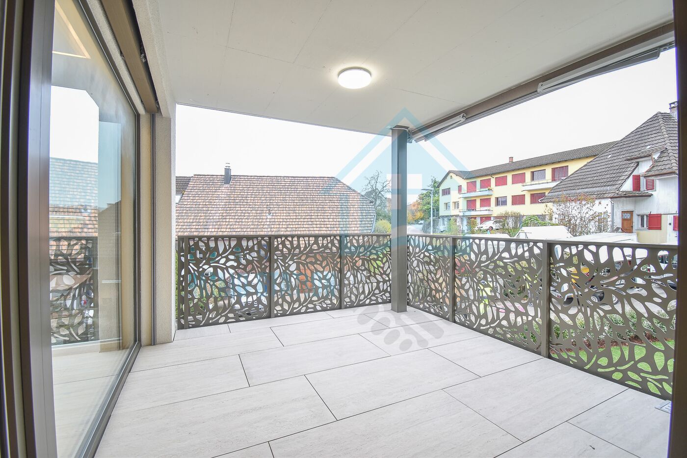 Überdachter Balkon mit Blick auf Wohnhäuser