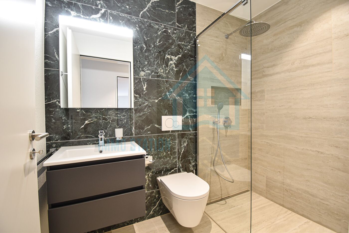 Modernes Badezimmer mit Glasdusche