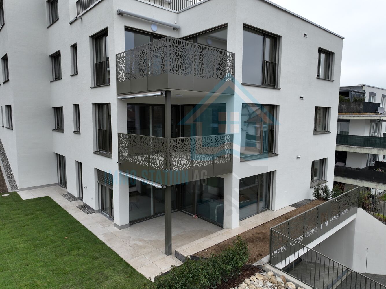 Moderner Mehrfamilienhaus-Balkon mit Gartenblick