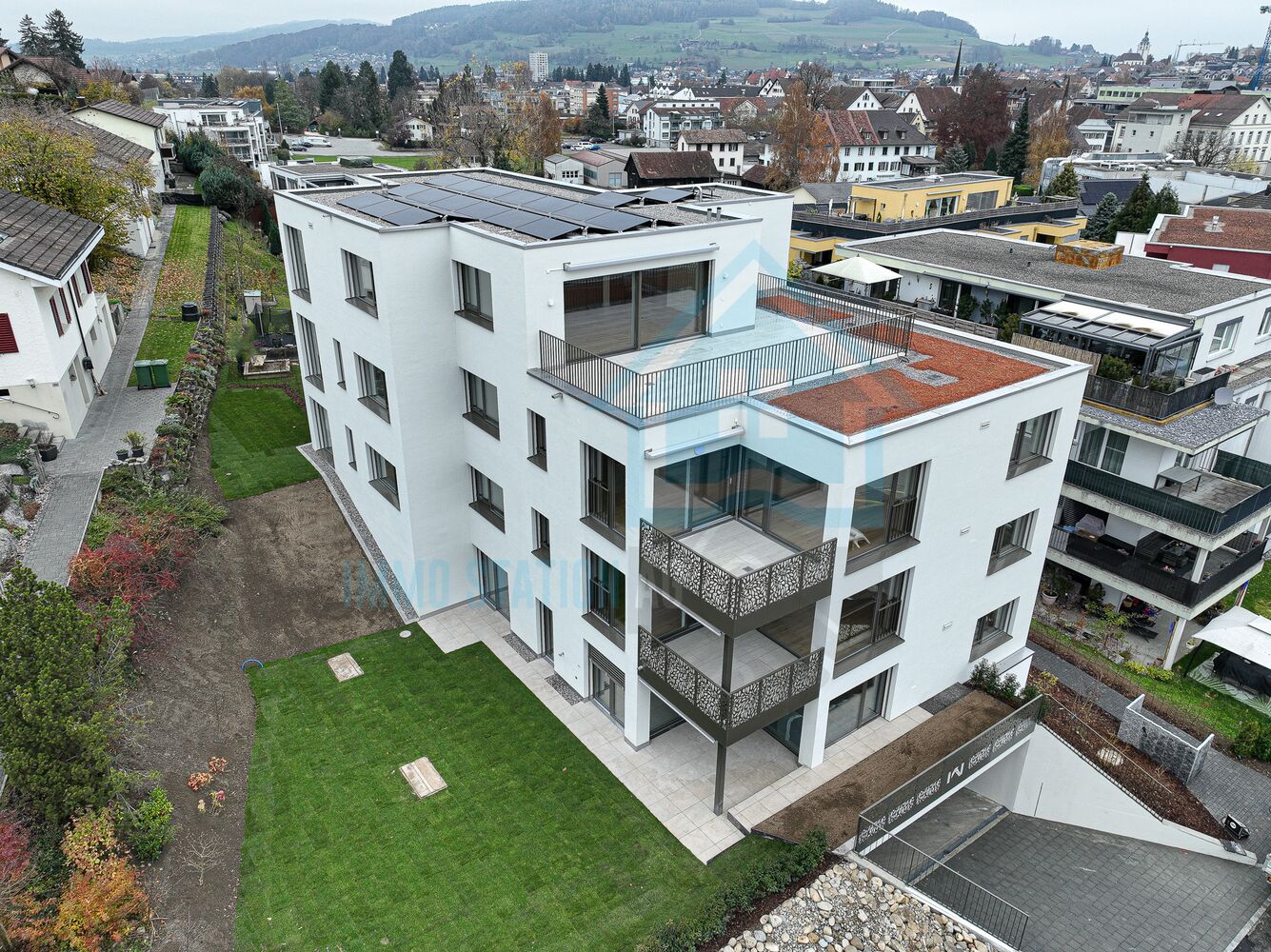 Modernes Mehrfamilienhaus mit Dachterrassen