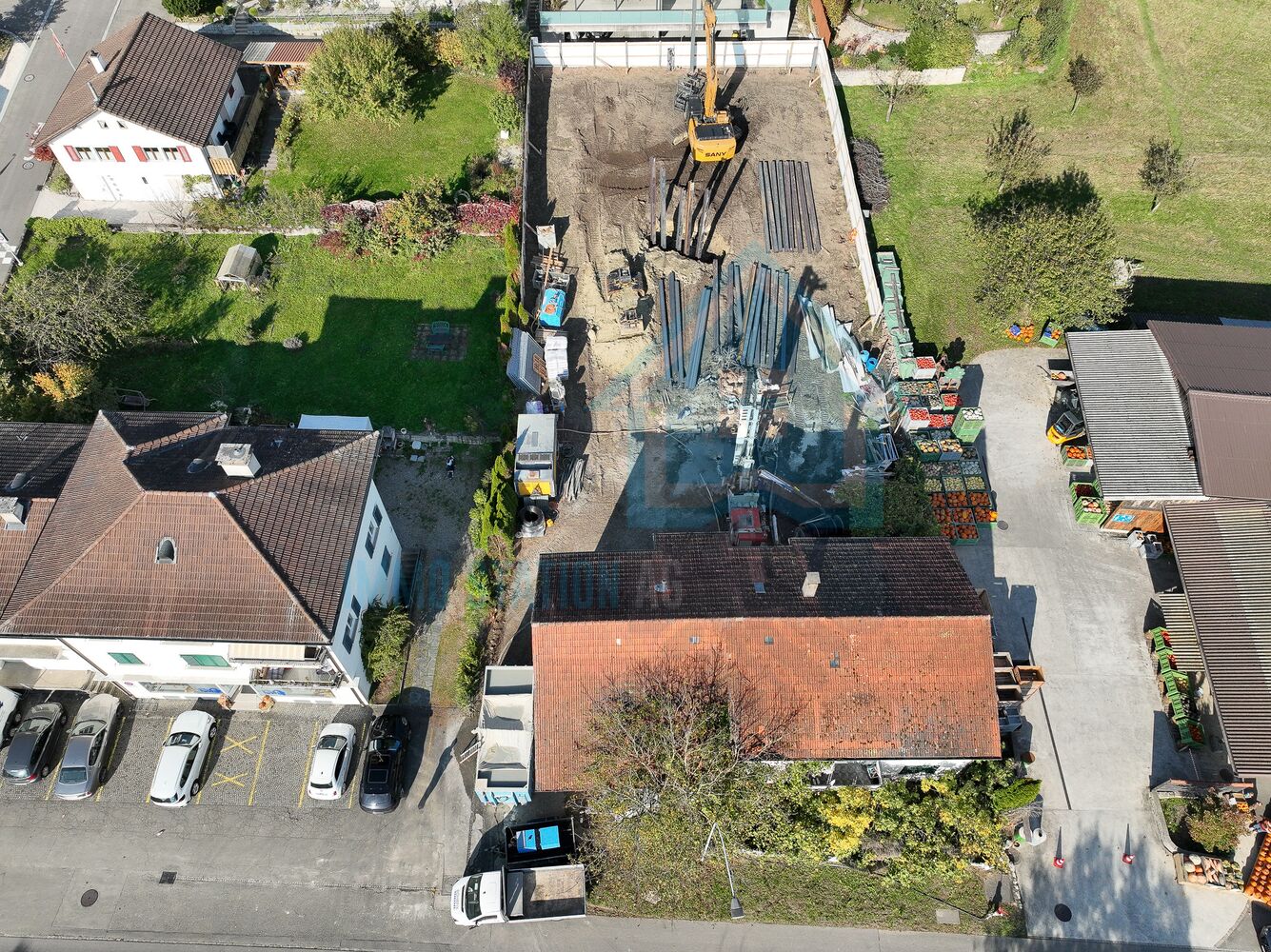 Luftaufnahme eines Grundstücks mit Baustelle