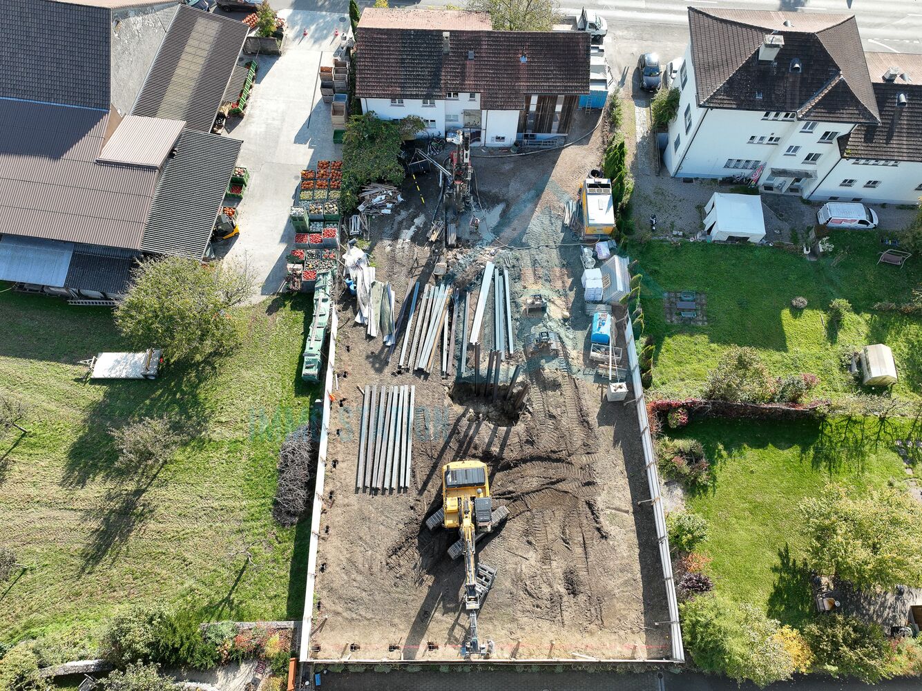 Luftaufnahme einer Baustelle im Wohngebiet