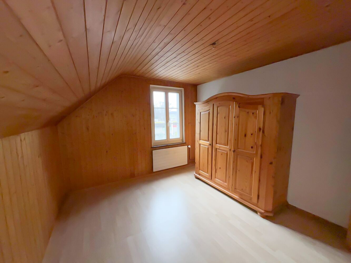Dachzimmer mit Holzausstattung