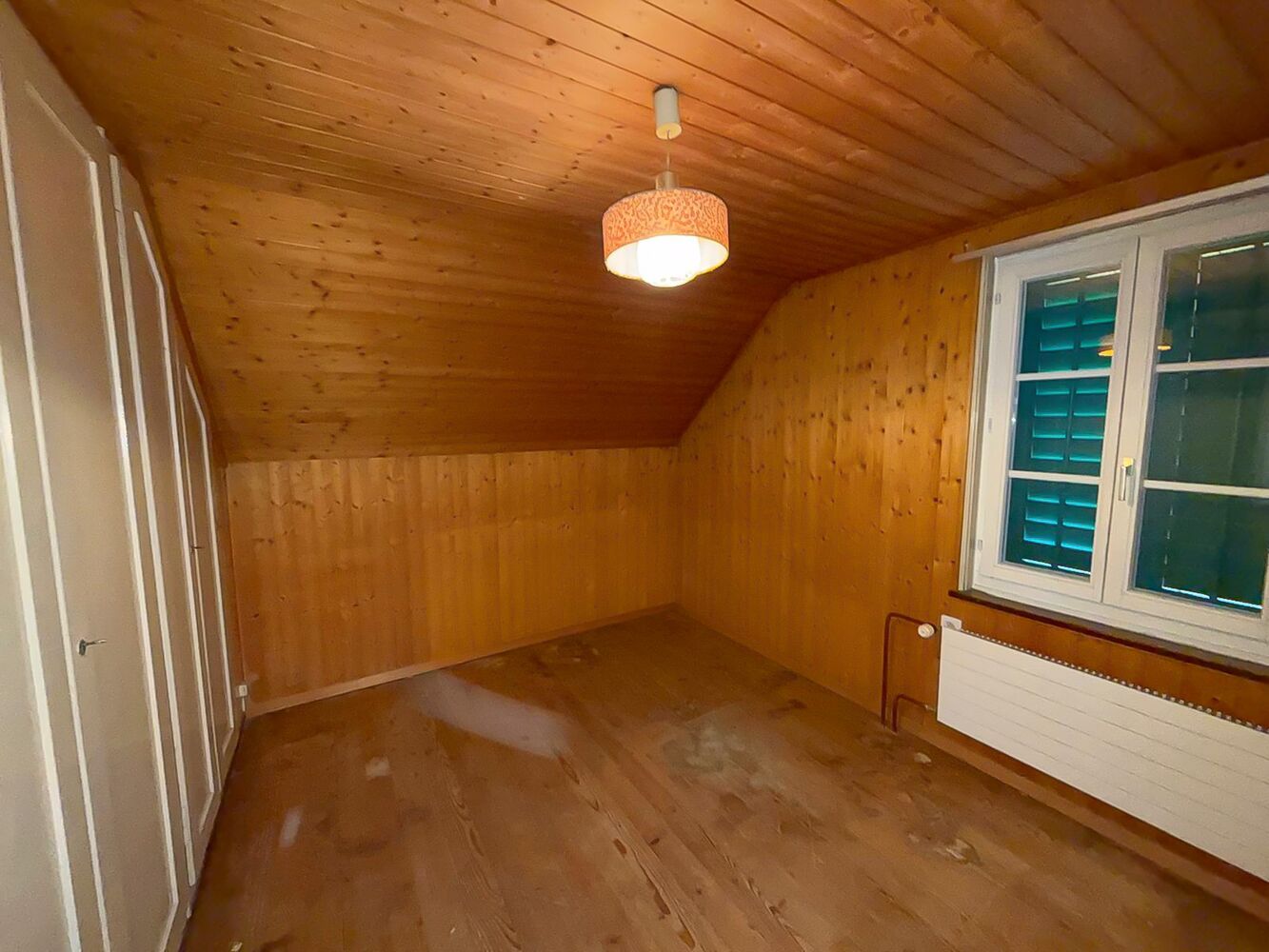 Dachzimmer mit Holzverkleidung
