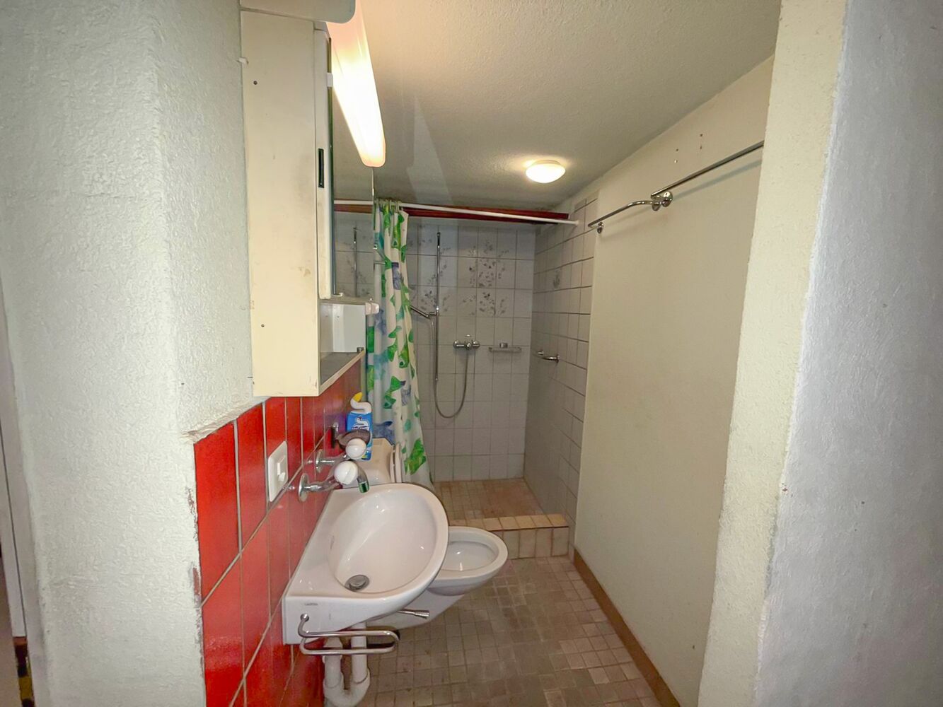 Kleines Bad mit Dusche und WC