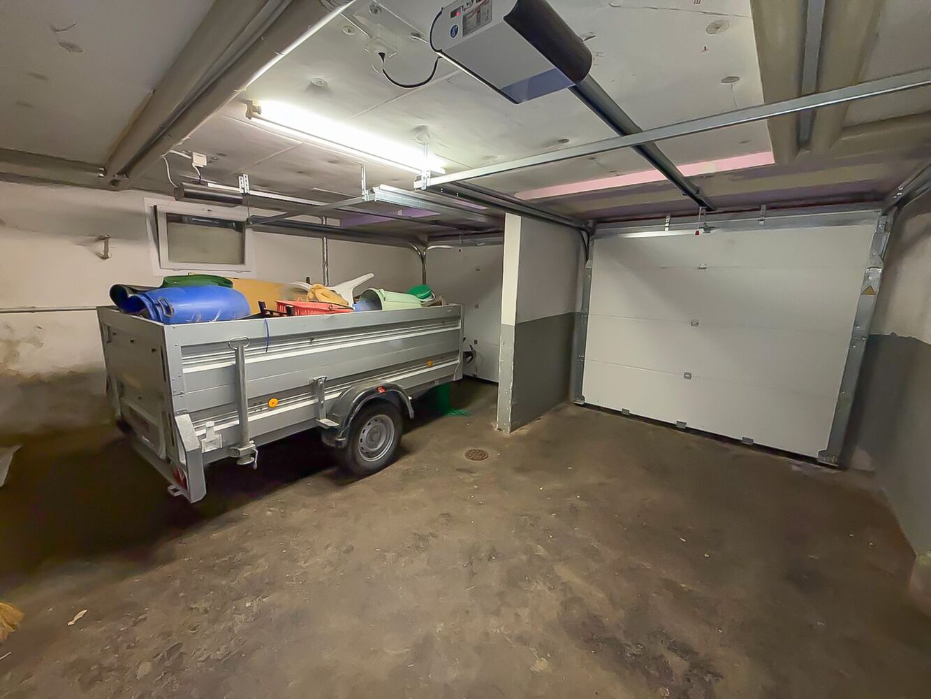 Garage mit Anhänger und Rolltor