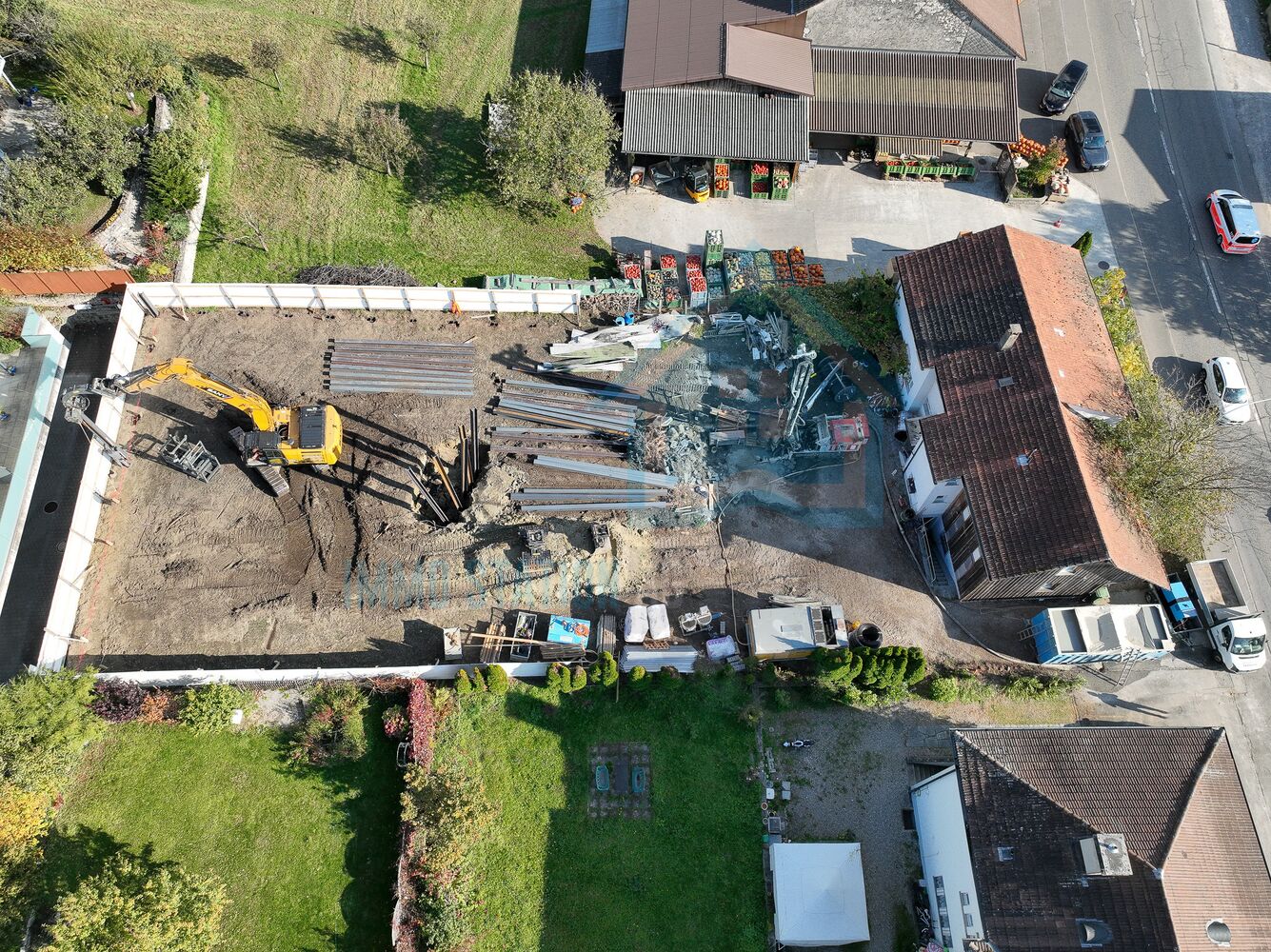 Luftaufnahme eines Grundstücks mit Baustelle