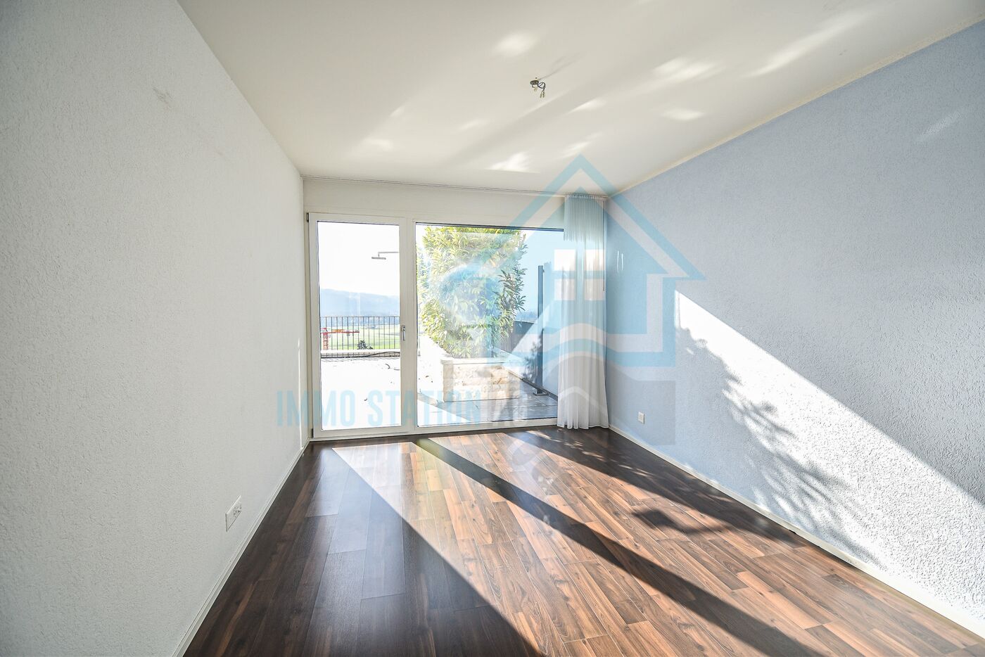 Helles, leeres Zimmer mit Balkon- oder Terrassentür