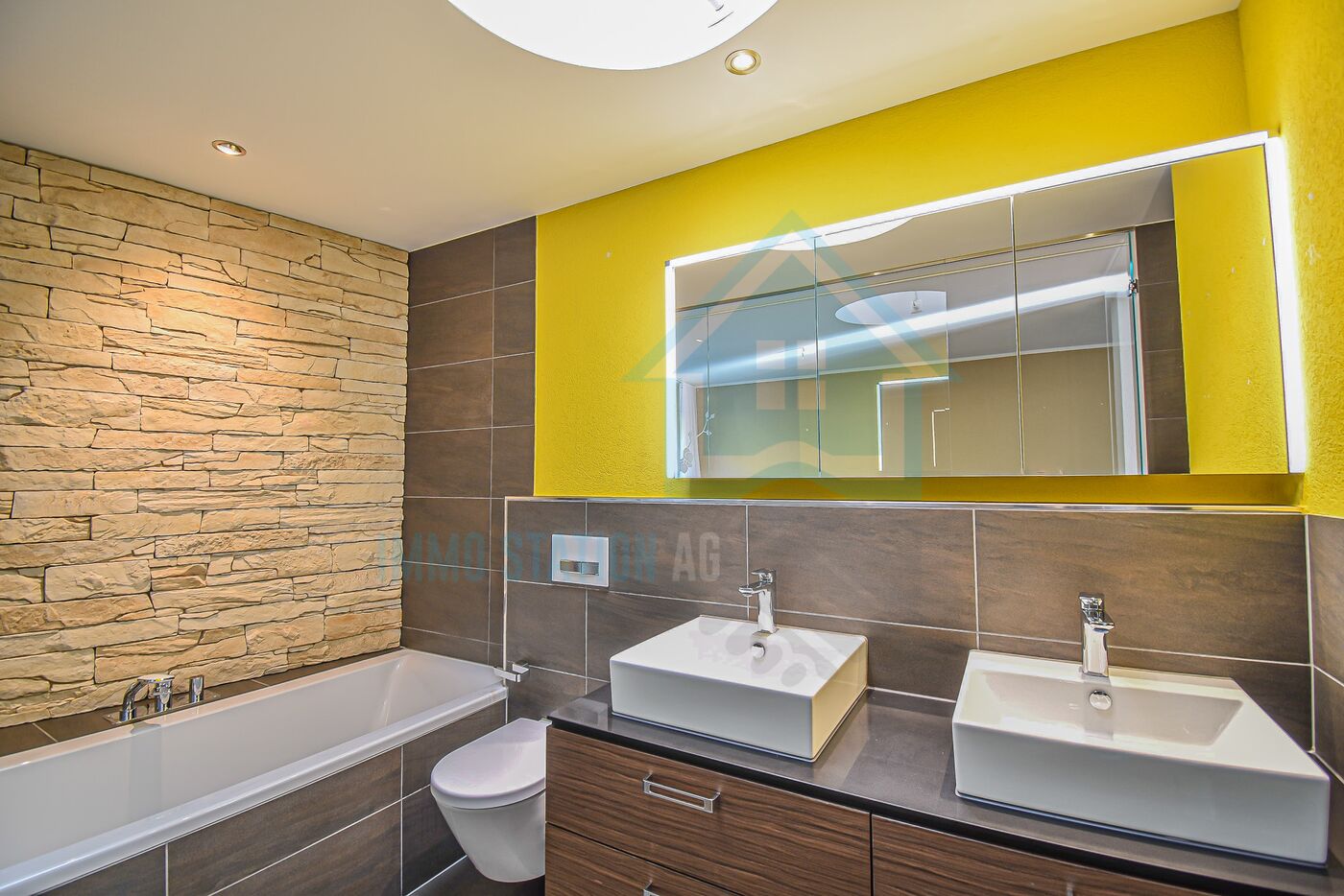 Modernes Badezimmer mit Doppelwaschtisch und Badewanne