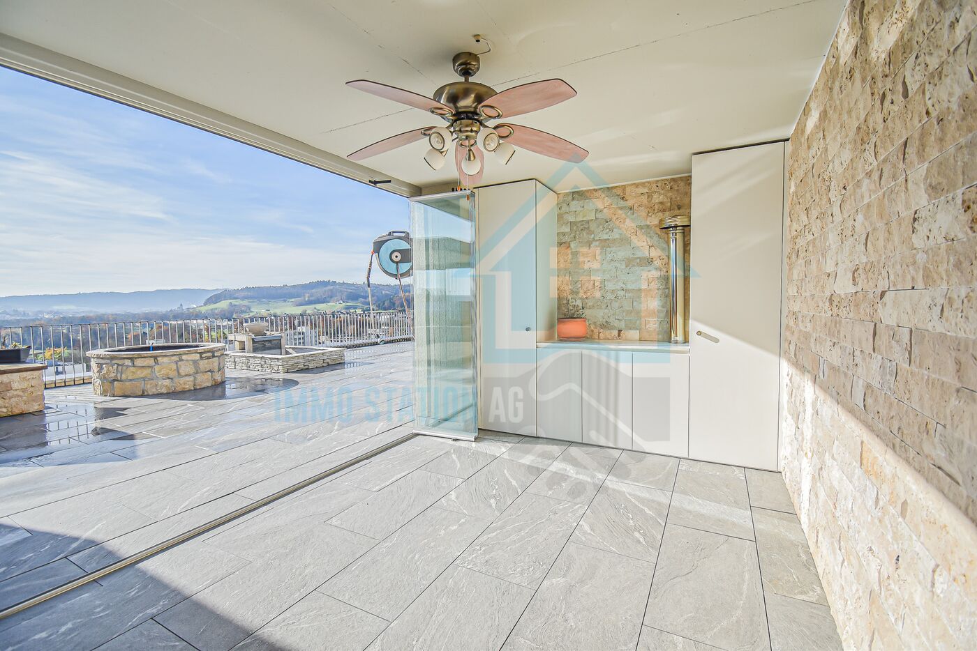 Überdachte Terrasse mit Ausblick