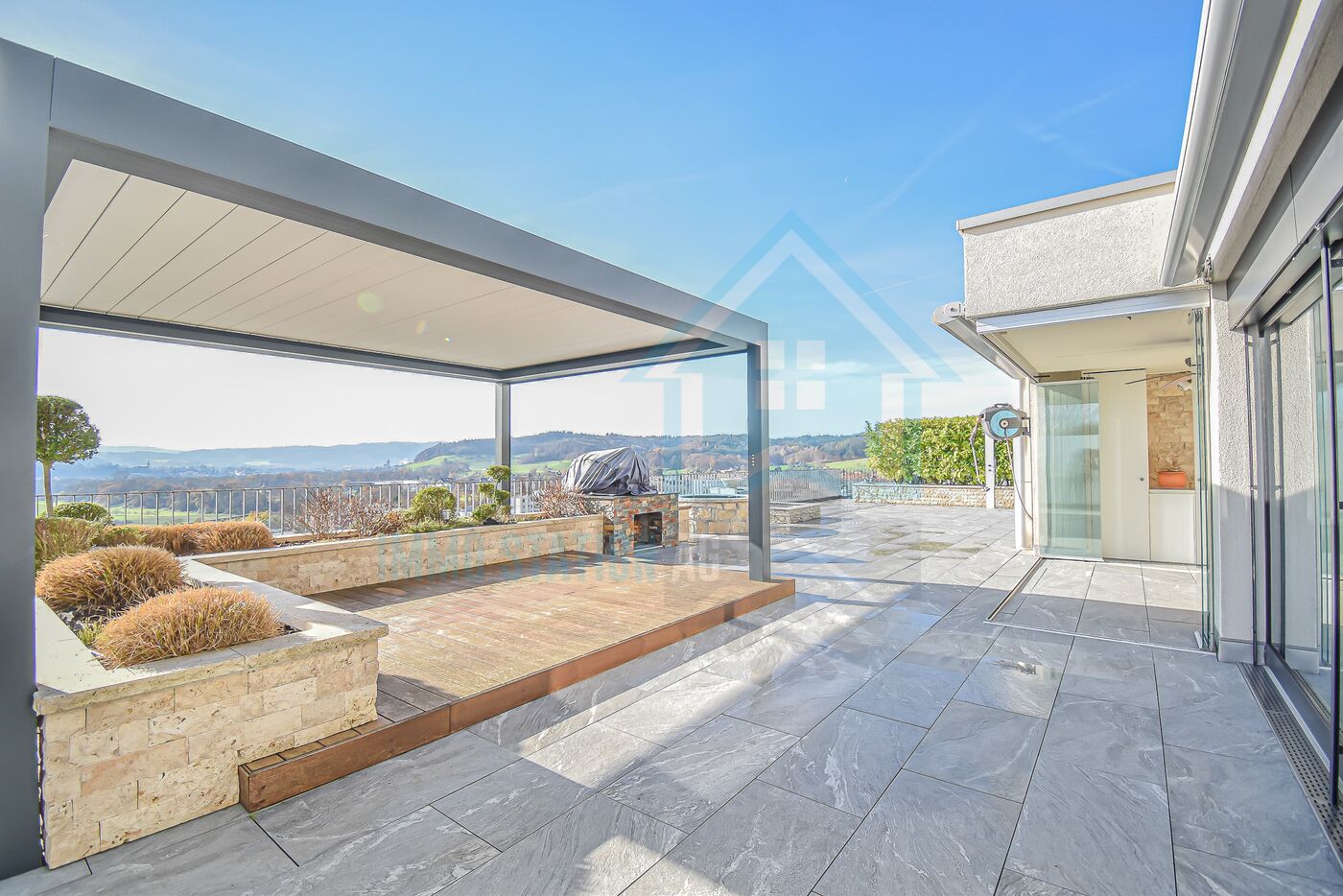 Großzügige Terrasse mit Pergola und Panoramablick
