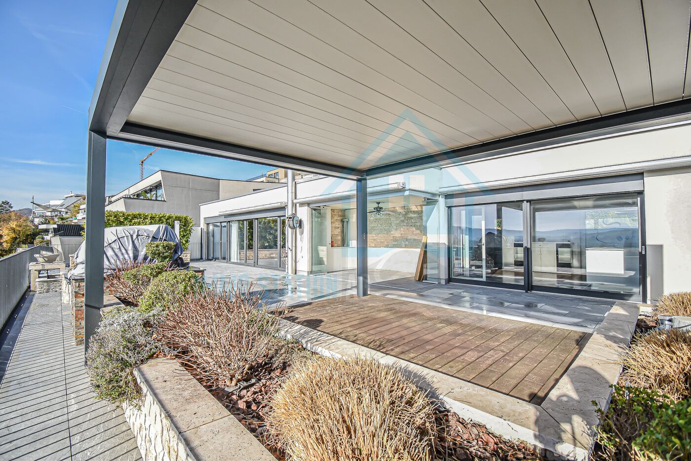 Moderne Dachterrasse mit Pergola