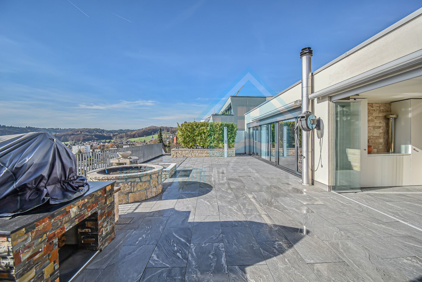 Dachterrasse mit Feuerstelle und Panoramablick