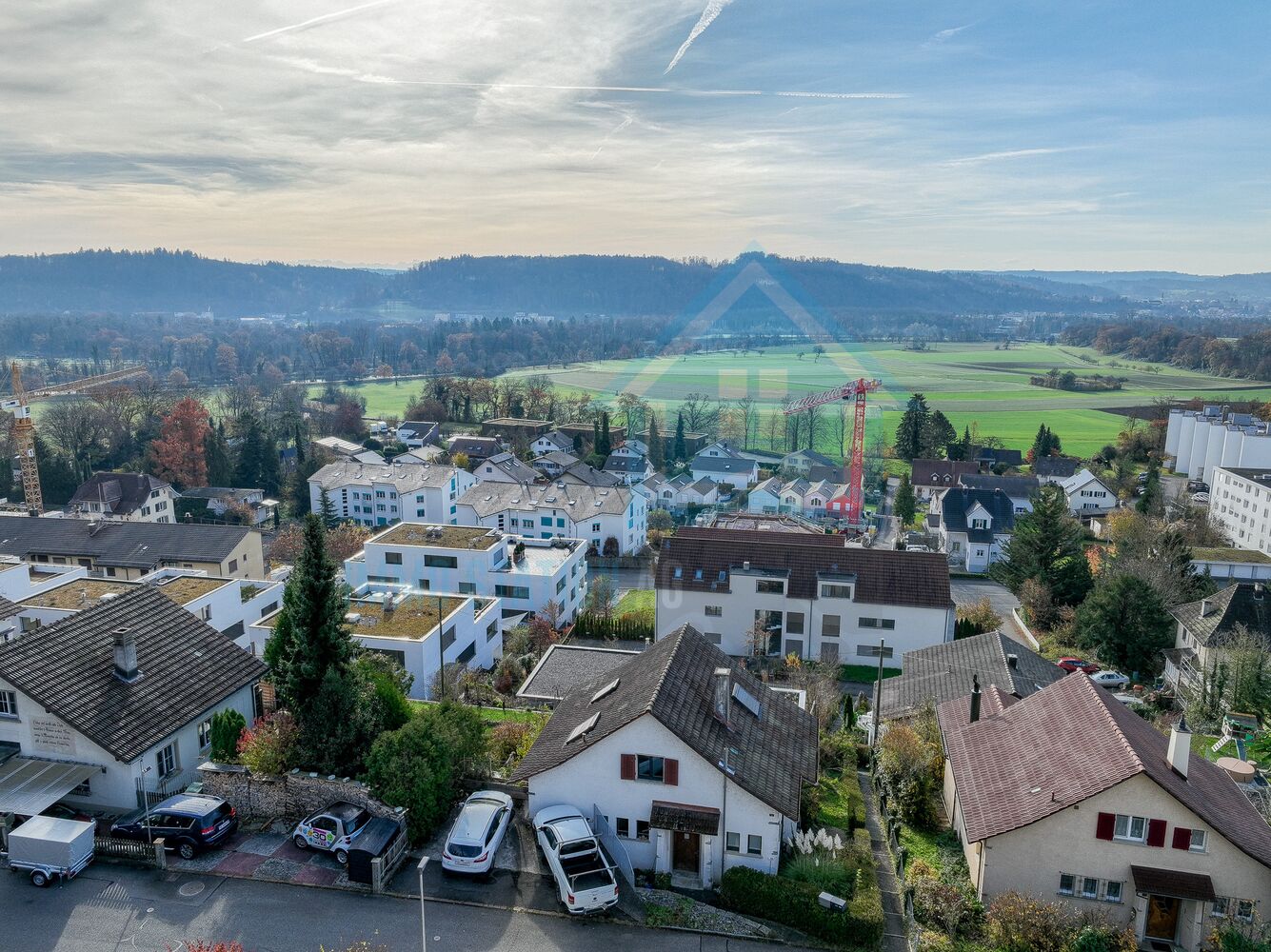 Blick über ein Wohnviertel ins Tal