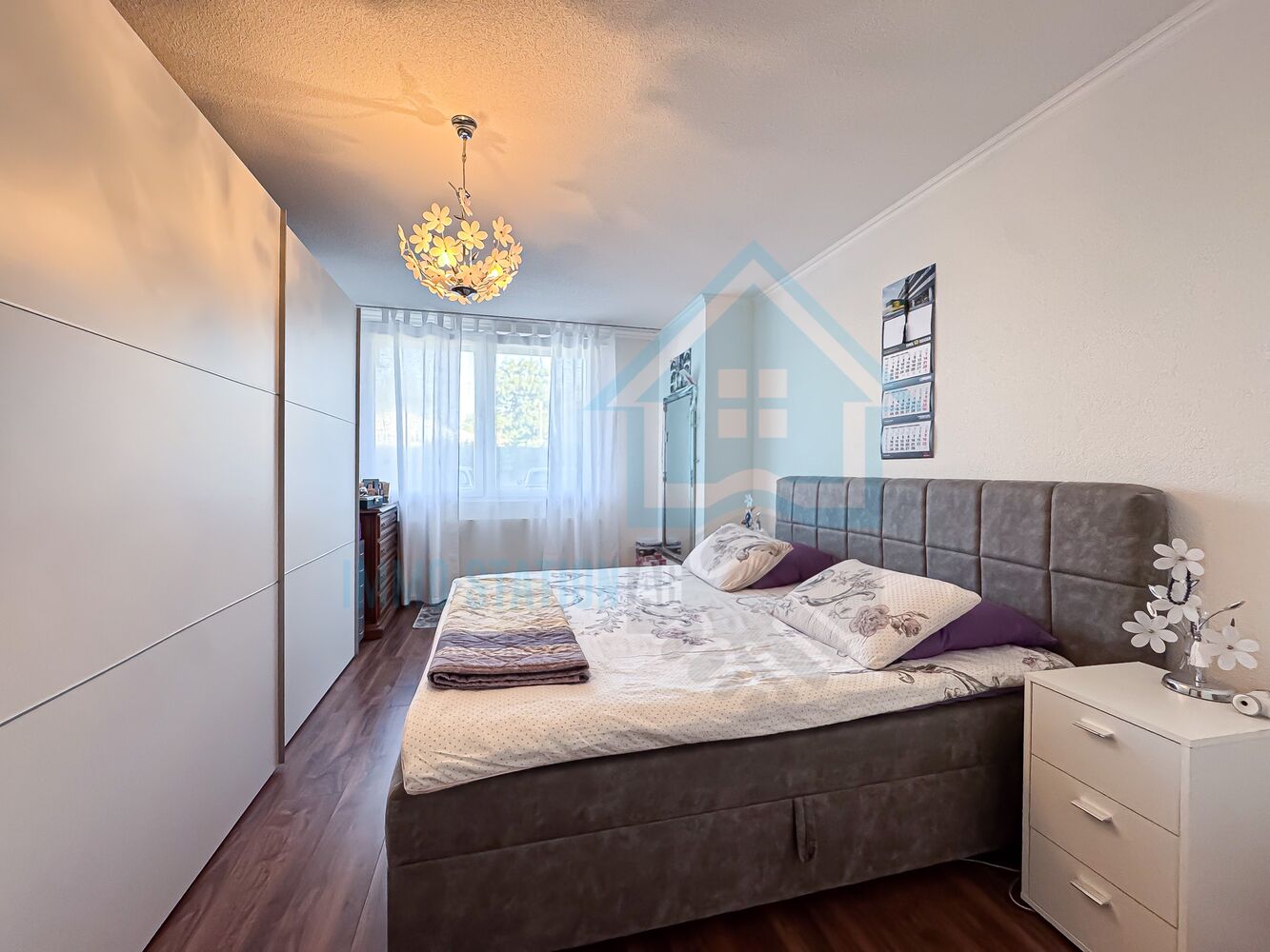 Helles Schlafzimmer mit großem Kleiderschrank und Doppelbett
