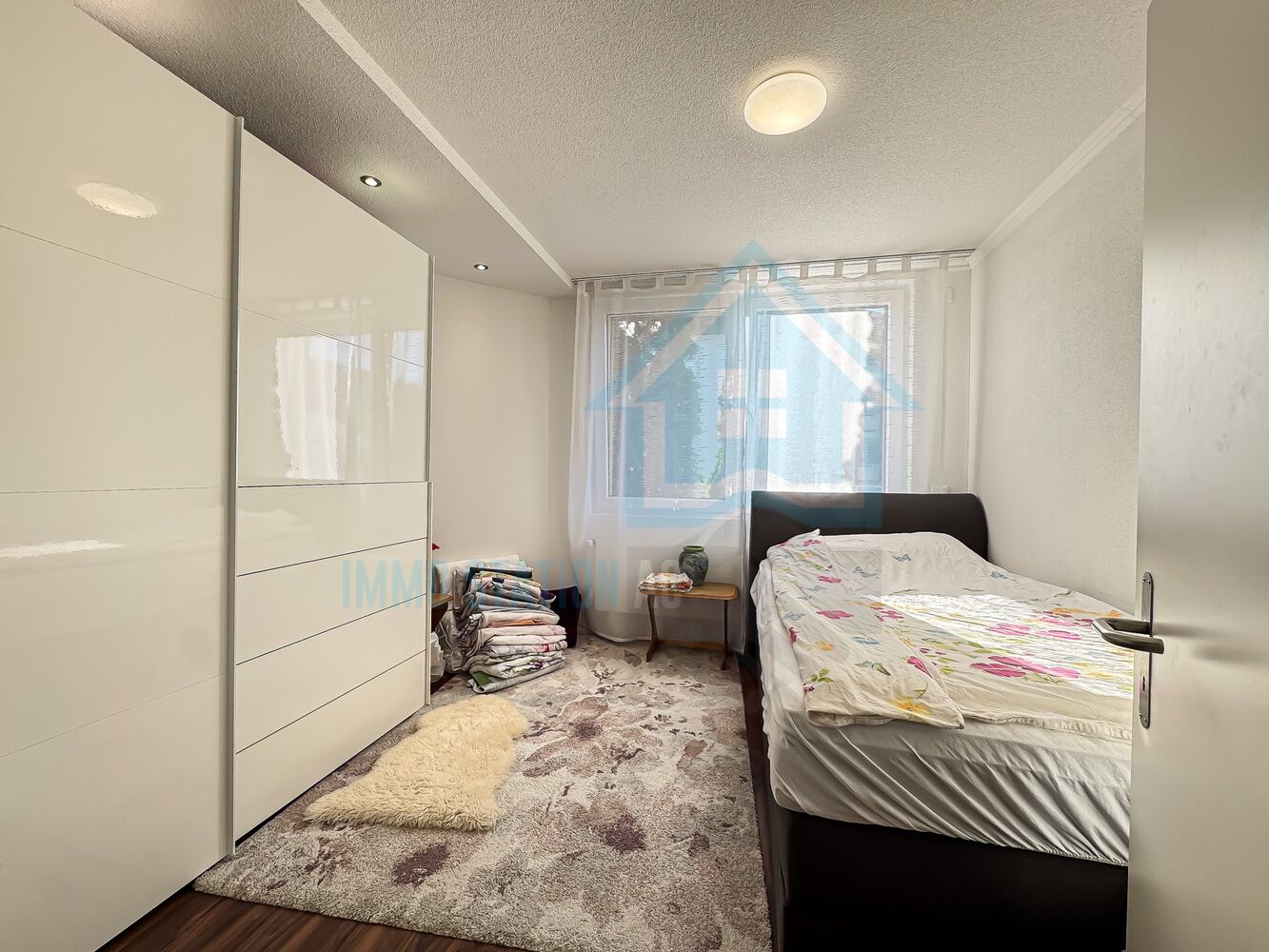 Kleines Schlafzimmer mit Einbauschrank
