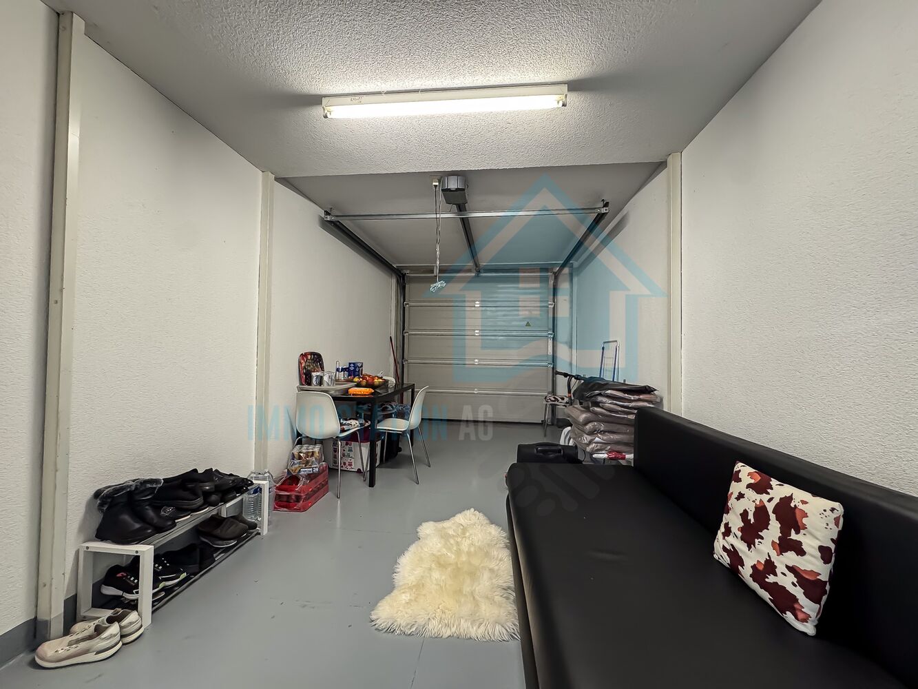 Garage mit einfacher Sitz- und Ablageecke