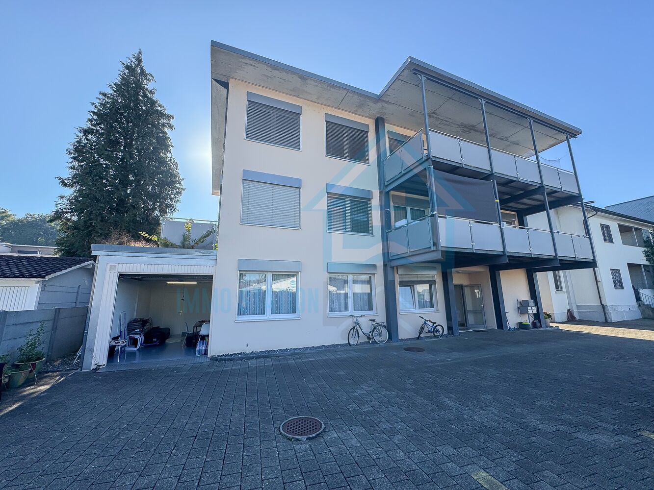 Mehrfamilienhaus mit Balkon und Garage