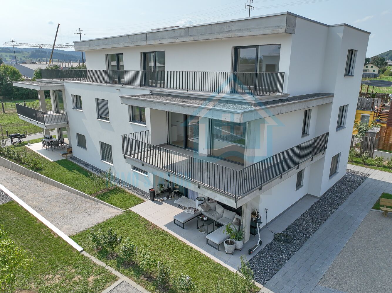 Moderne Außenansicht eines Mehrfamilienhauses