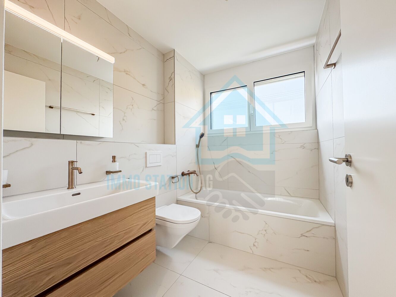 Modernes Badezimmer mit Badewanne und Holzwaschtisch