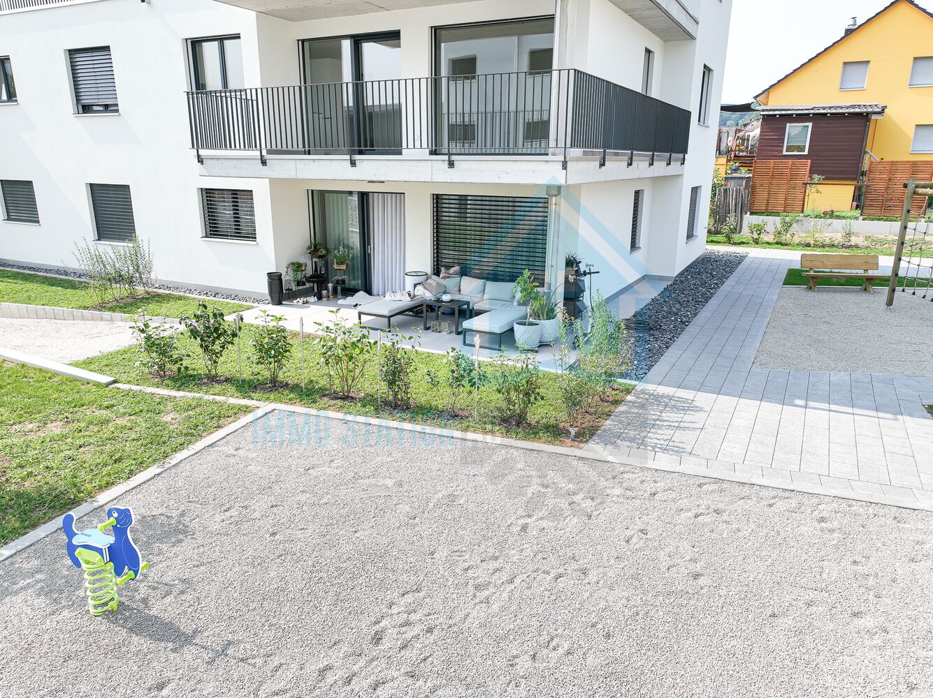 Moderne Wohnanlage mit Garten und Terrasse