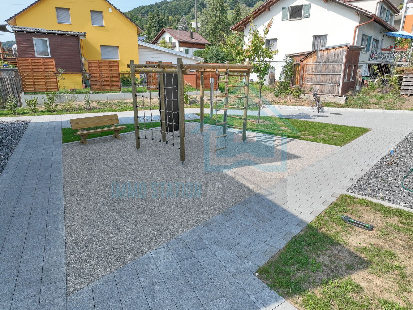 Außenbereich mit Spielplatz im Wohnumfeld