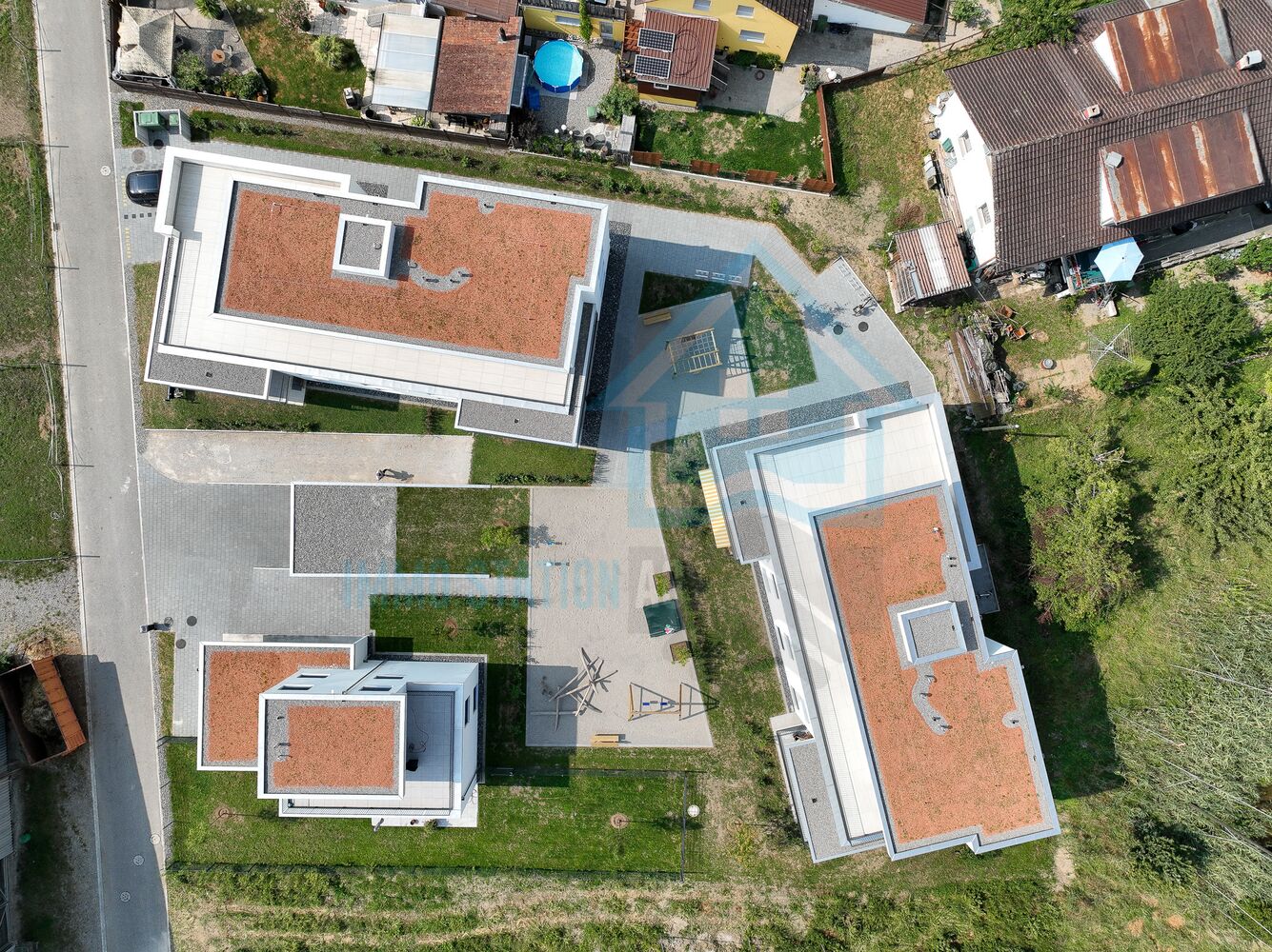 Drohnenaufnahme von Wohnhäusern mit Innenhof