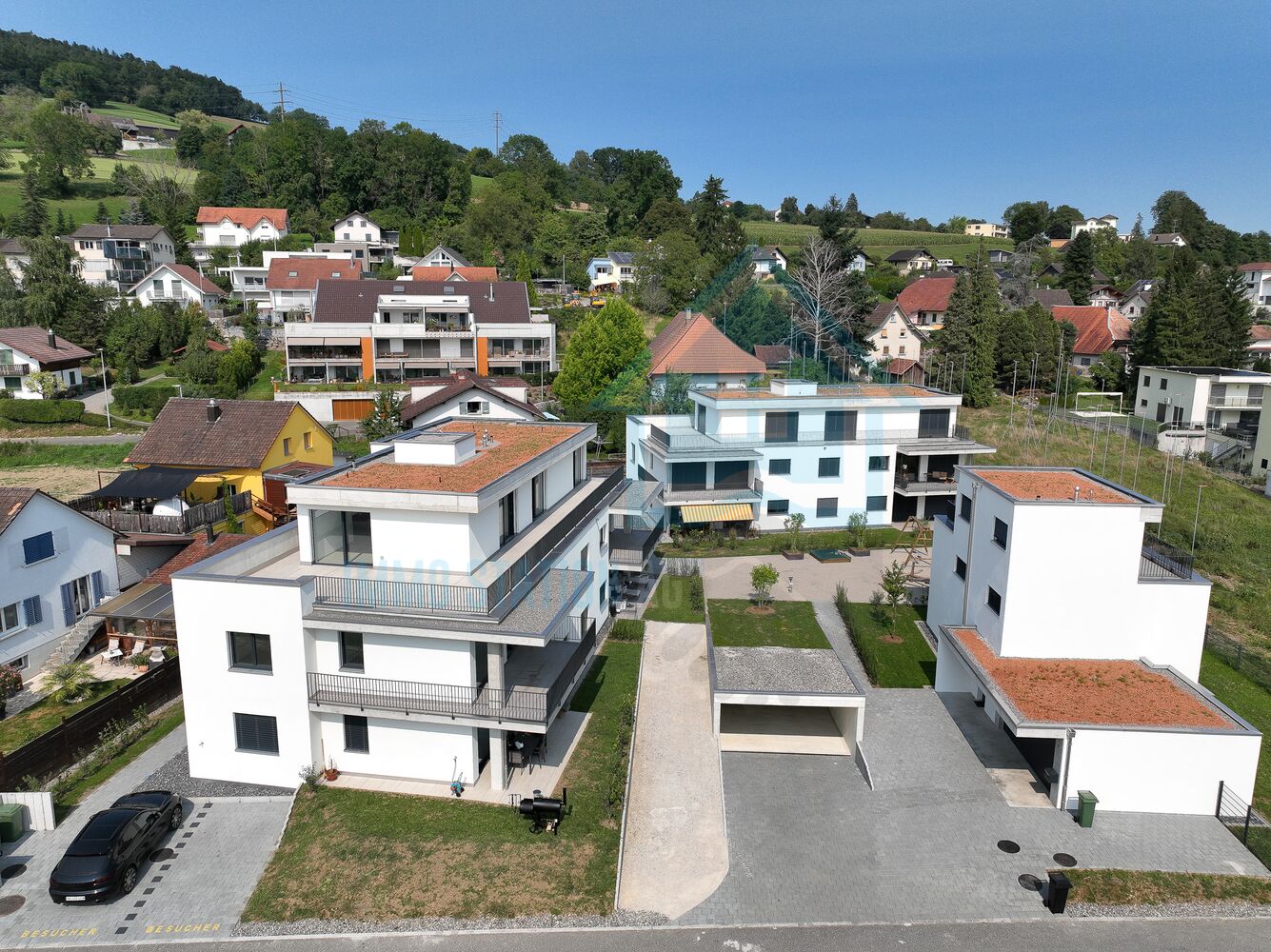 Luftaufnahme eines modernen Wohngebiets mit Neubauten