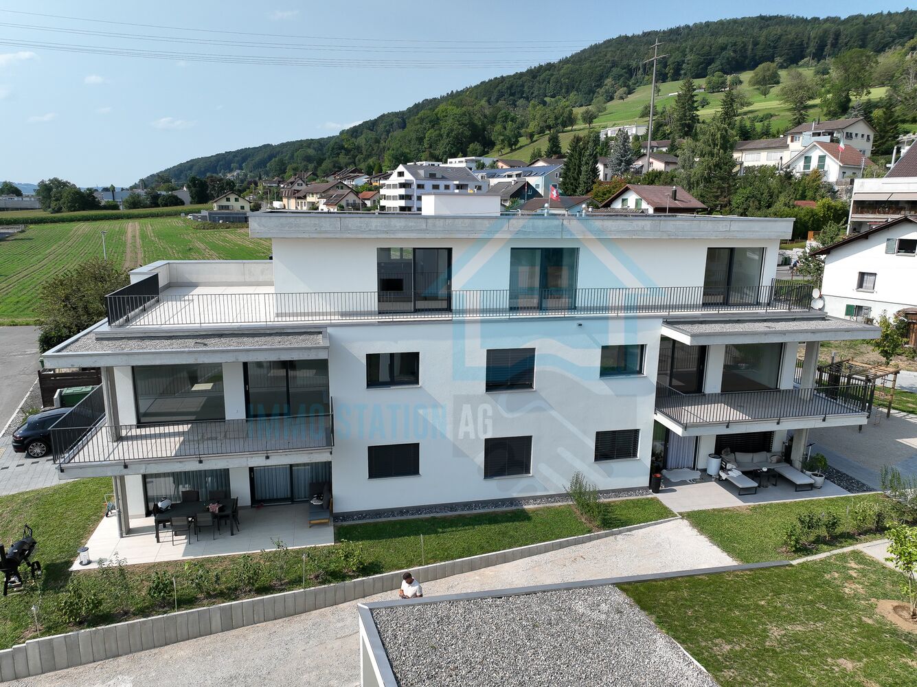 Modernes Mehrfamilienhaus mit Terrassen und Bergblick