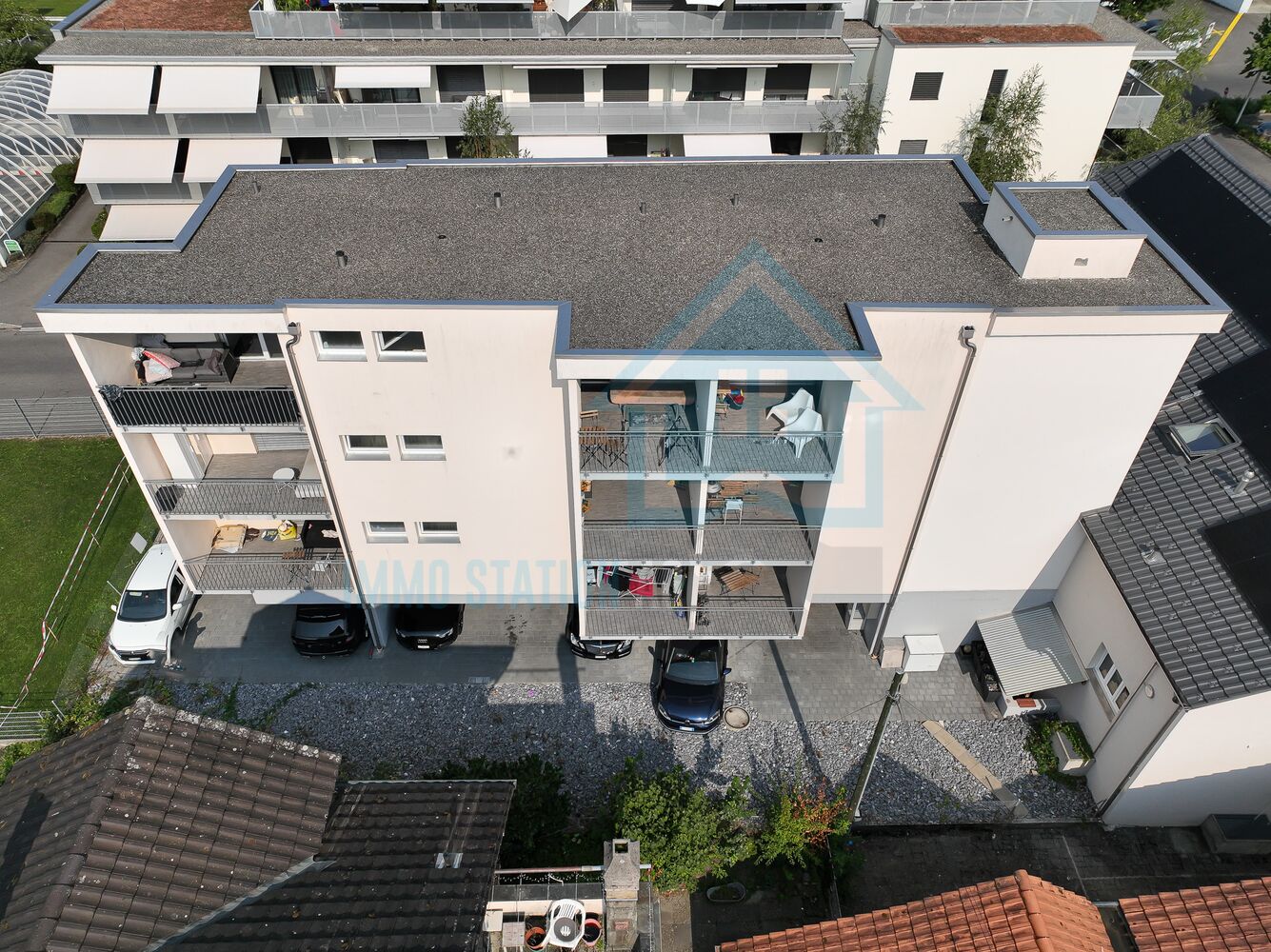 Luftaufnahme eines modernen Mehrfamilienhauses mit Balkonen